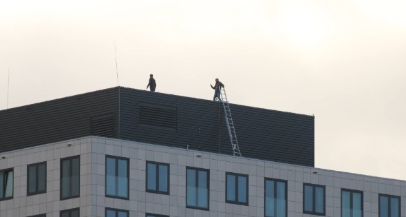 Losgewaaide dakplaten zorgt voor gevaarlijke situatie
