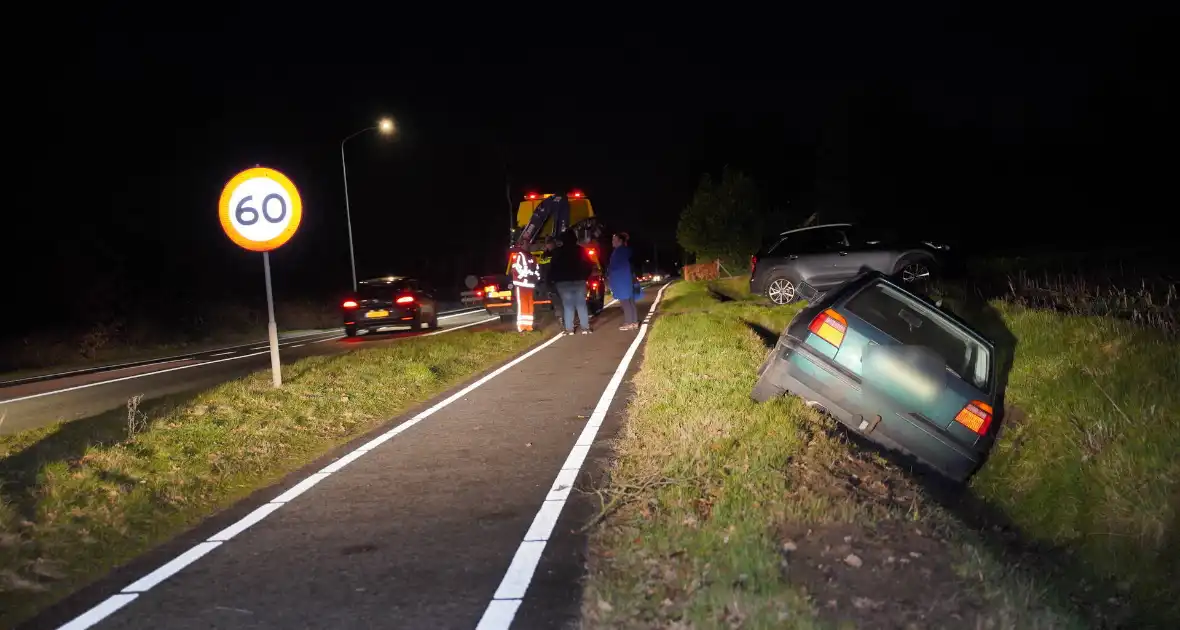 Auto belandt in de greppel - Foto 1