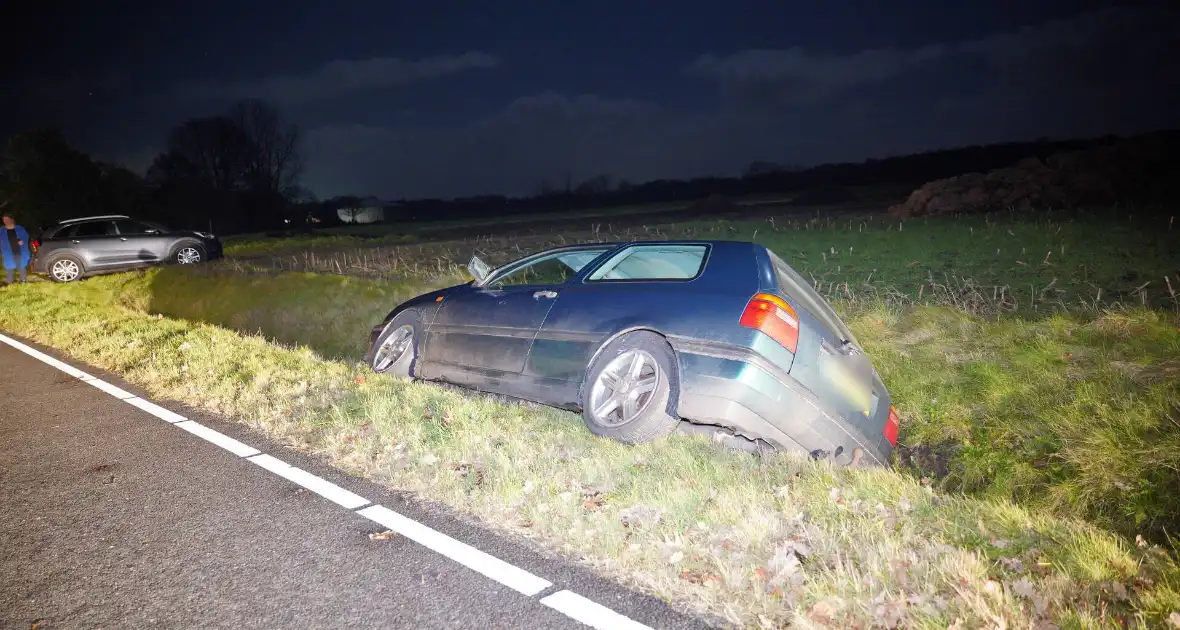 Auto belandt in de greppel - Foto 2