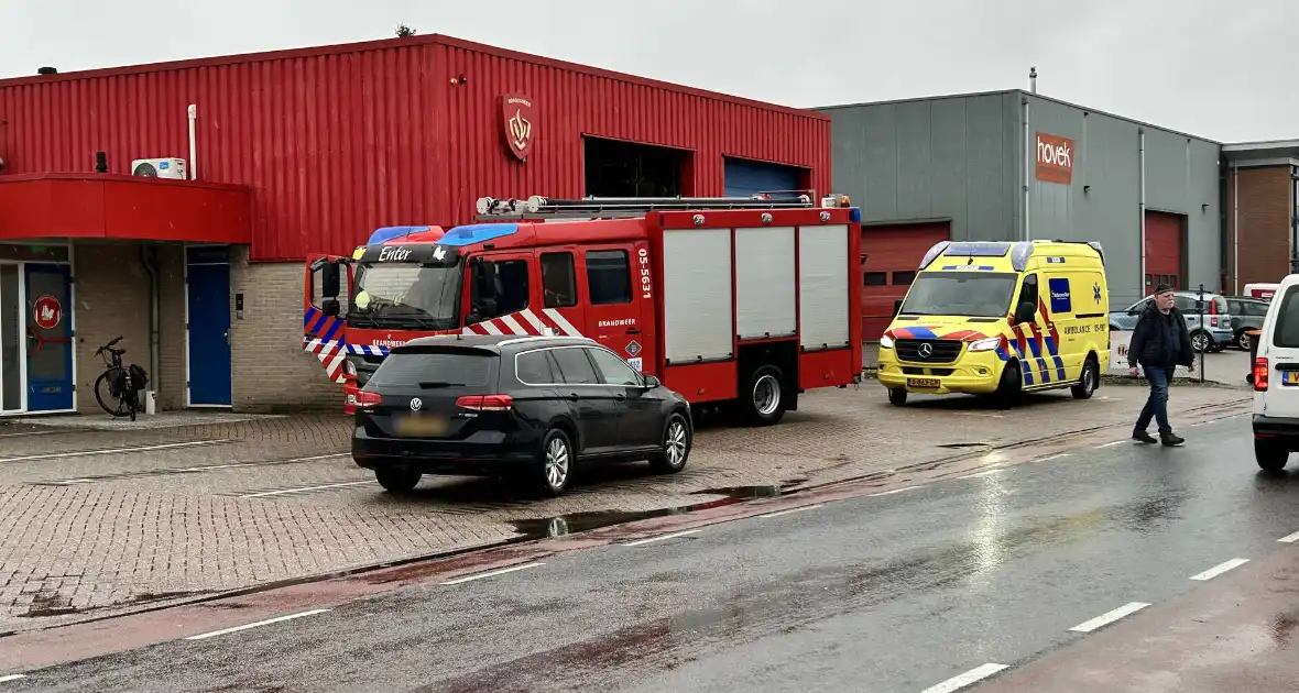 Brandweer bevrijdt persoon voor de brandweerkazerne