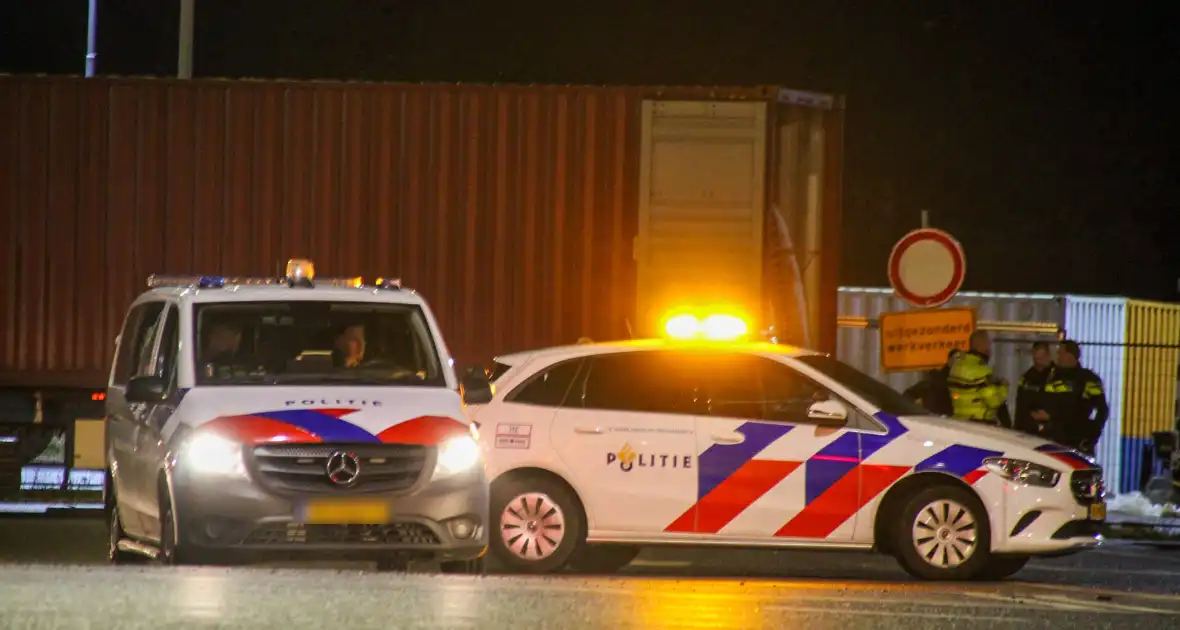 Politie en douane doorzoeken vrachtwagen met zeecontainer - Foto 10