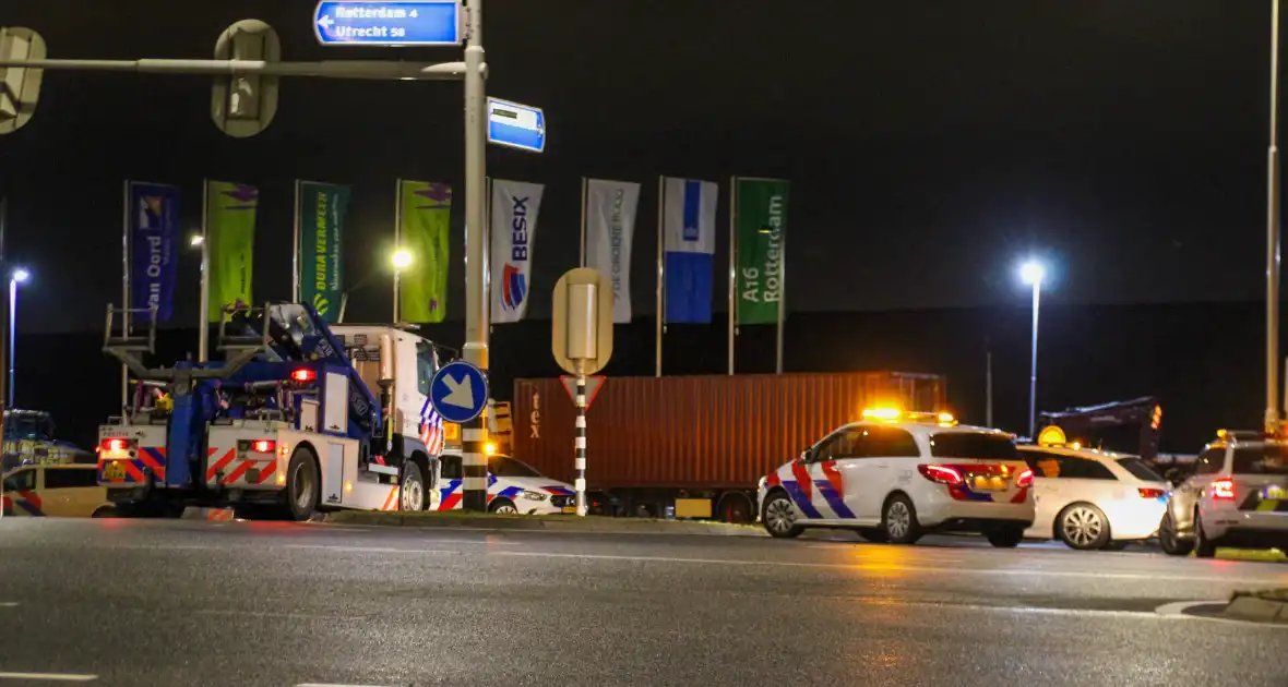 Politie en douane doorzoeken vrachtwagen met zeecontainer - Foto 12