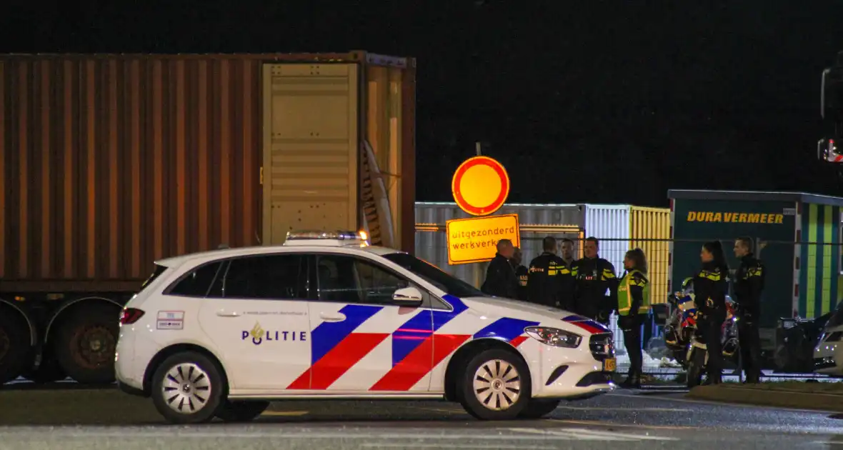 Politie en douane doorzoeken vrachtwagen met zeecontainer - Foto 13