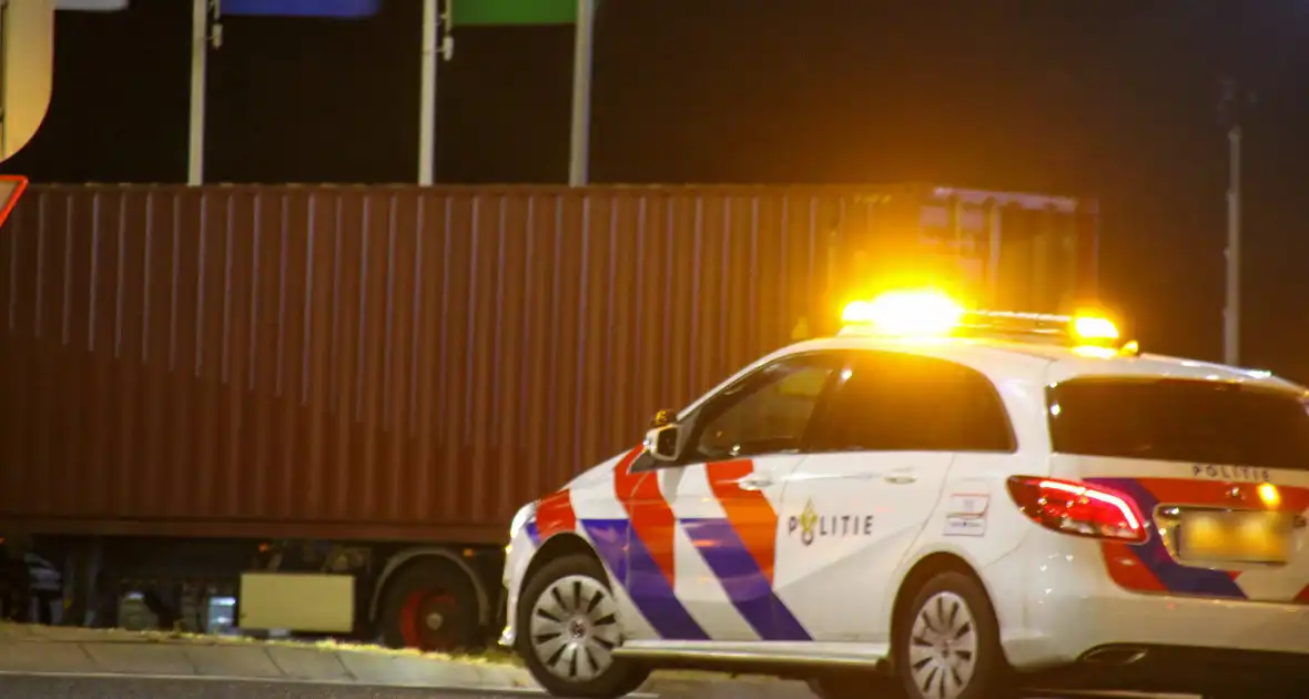 Politie en douane doorzoeken vrachtwagen met zeecontainer - Foto 2