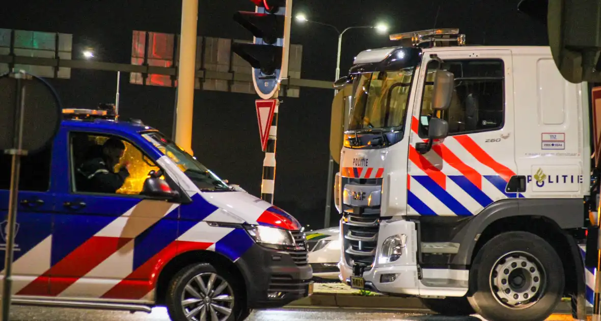 Politie en douane doorzoeken vrachtwagen met zeecontainer - Foto 4