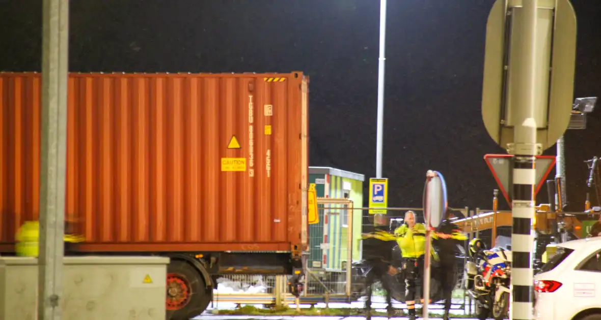 Politie en douane doorzoeken vrachtwagen met zeecontainer - Foto 5