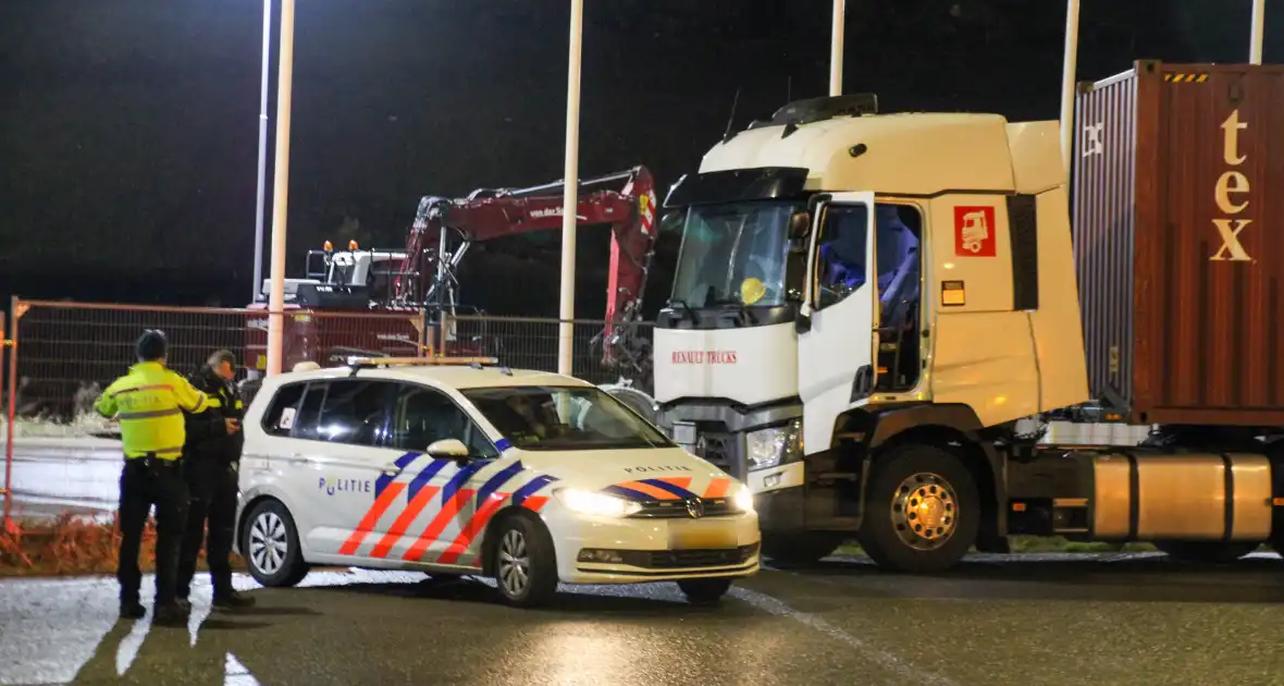 Politie en douane doorzoeken vrachtwagen met zeecontainer - Foto 6
