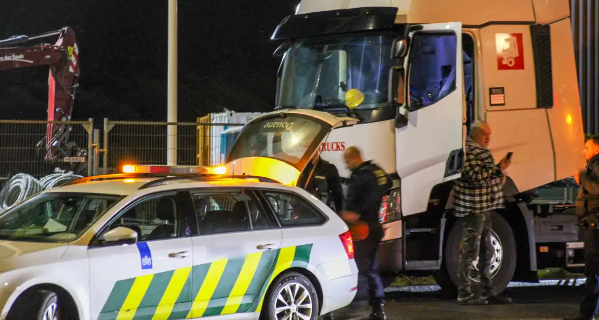 Politie en douane doorzoeken vrachtwagen met zeecontainer - Foto 7