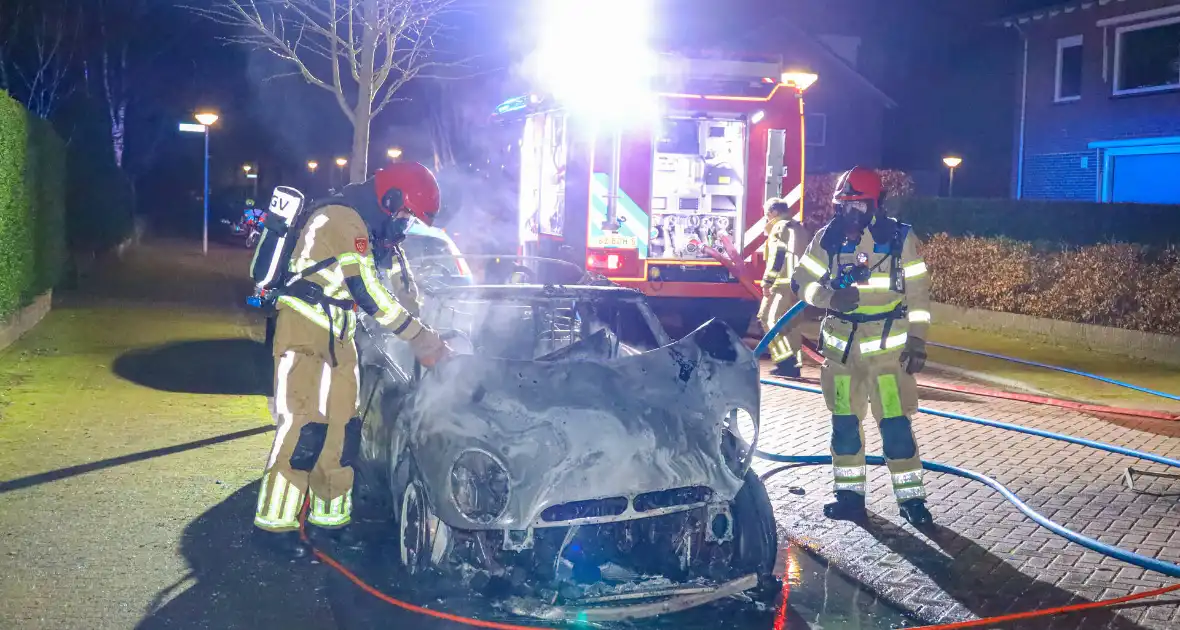 Personenwagen verwoest door brand - Foto 2