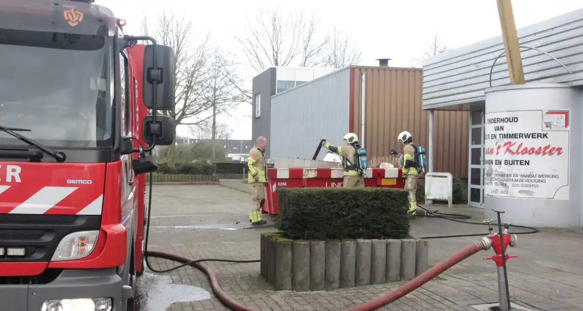 Brand in container met bouwafval snel onder controle - Foto 1