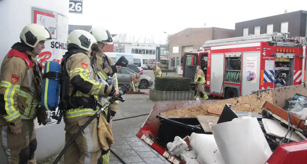 Brand in container met bouwafval snel onder controle - Foto 3