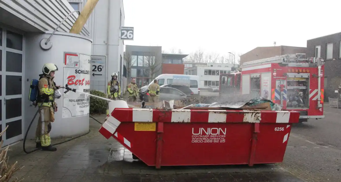 Brand in container met bouwafval snel onder controle - Foto 4