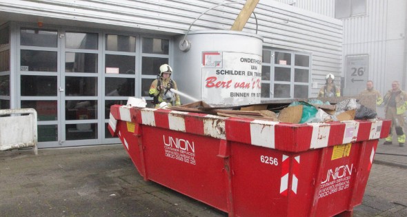 Brand in container met bouwafval snel onder controle - Afbeelding 5