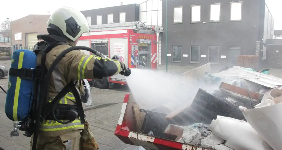 Brand in container met bouwafval snel onder controle - Foto 6
