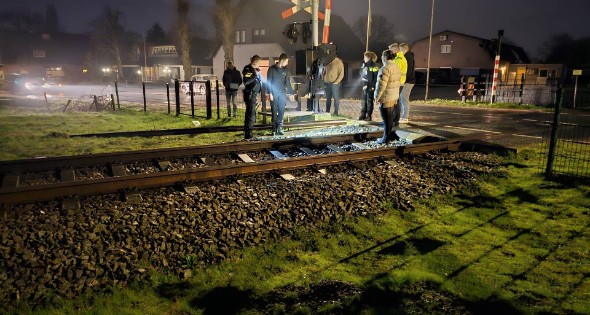 Daders diefstal van rails komen vast te zitten op spoor, trein ramt aanhanger