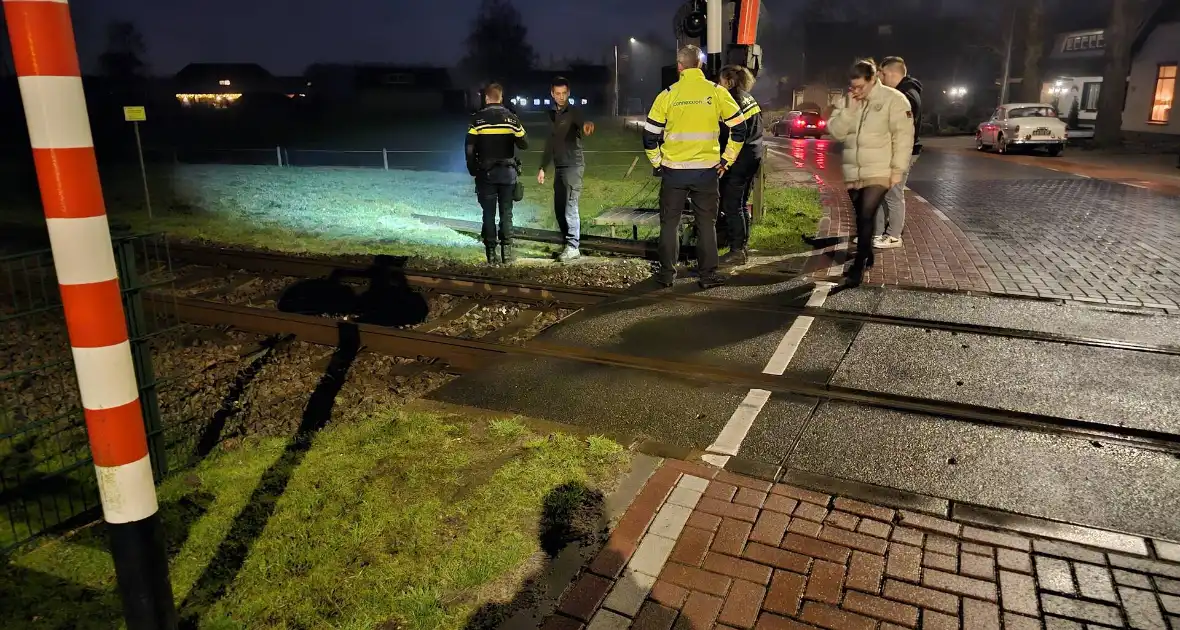 Daders diefstal van rails komen vast te zitten op spoor, trein ramt aanhanger - Foto 1