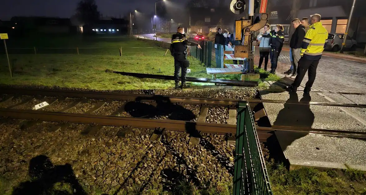 Daders diefstal van rails komen vast te zitten op spoor, trein ramt aanhanger - Foto 2