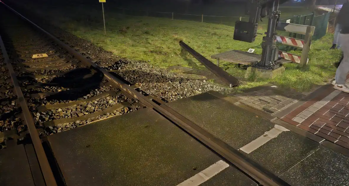 Daders diefstal van rails komen vast te zitten op spoor, trein ramt aanhanger - Foto 4