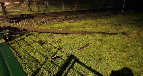 Daders diefstal van rails komen vast te zitten op spoor, trein ramt aanhanger - Afbeelding 5