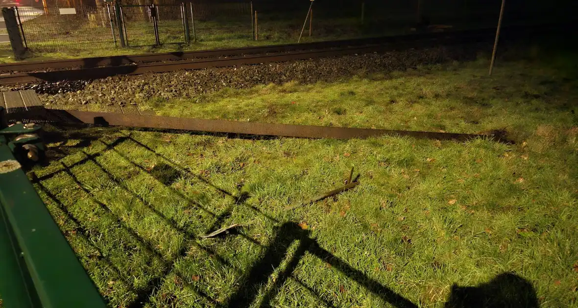 Daders diefstal van rails komen vast te zitten op spoor, trein ramt aanhanger - Foto 5