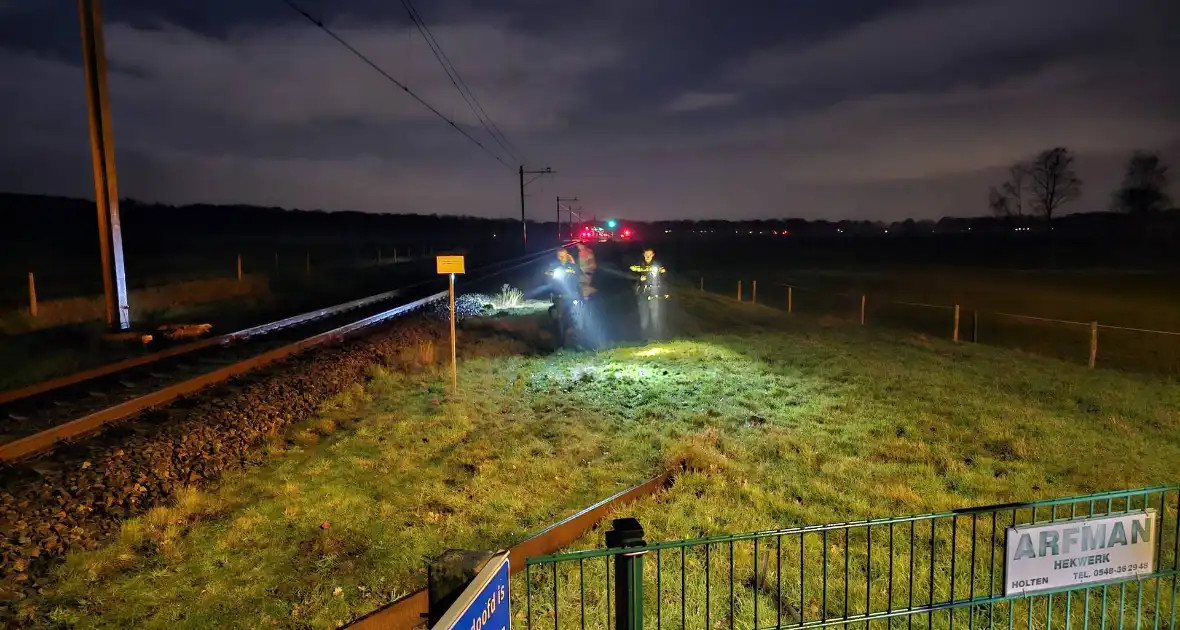 Daders diefstal van rails komen vast te zitten op spoor, trein ramt aanhanger - Foto 7