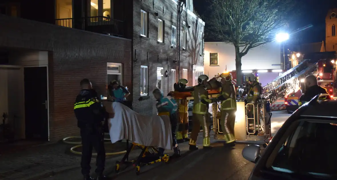 Ambulancemedewerkers ontdekken woningbrand - Foto 1