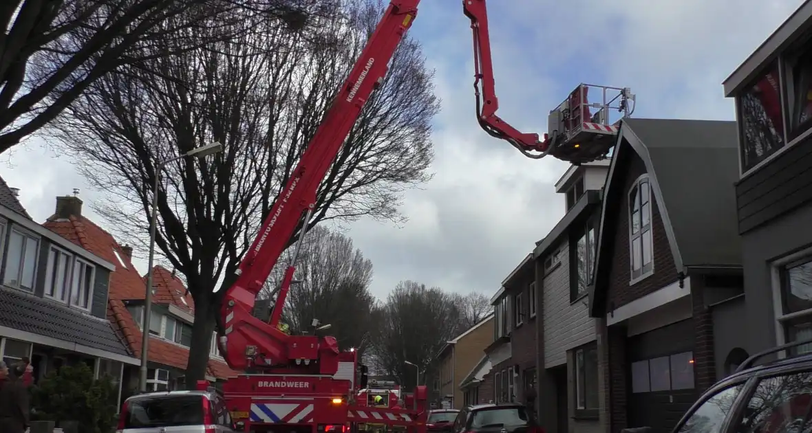 Onderzoek naar rookontwikkeling op dak van woning