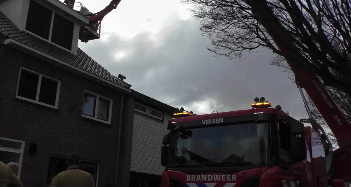 Onderzoek naar rookontwikkeling op dak van woning - Foto 1