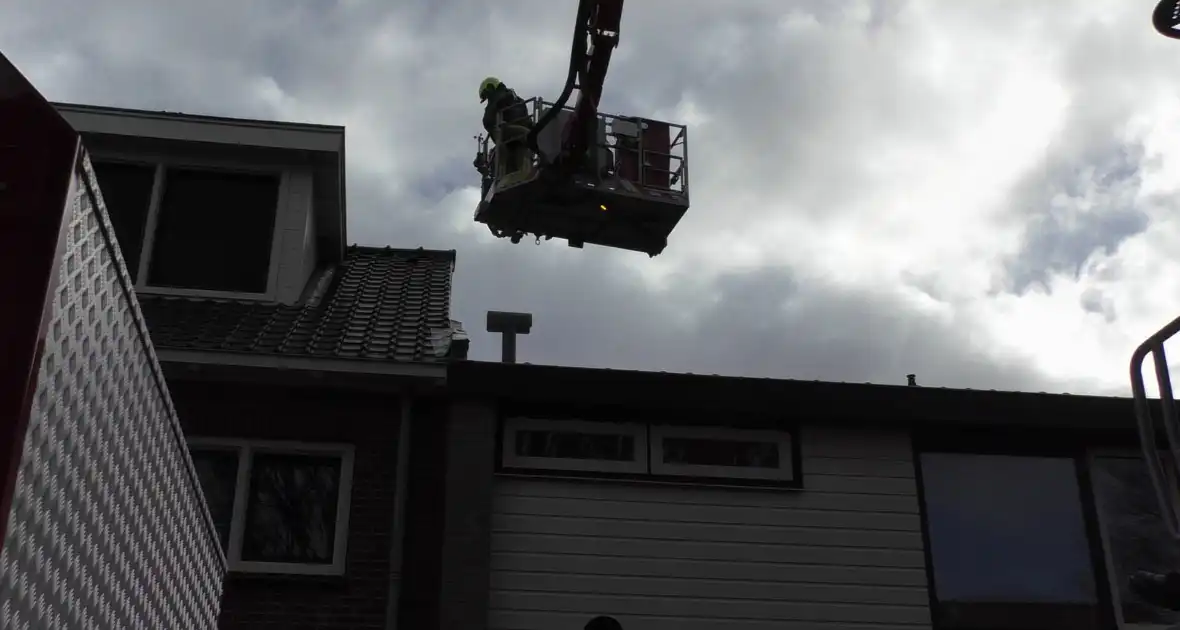 Onderzoek naar rookontwikkeling op dak van woning - Foto 2