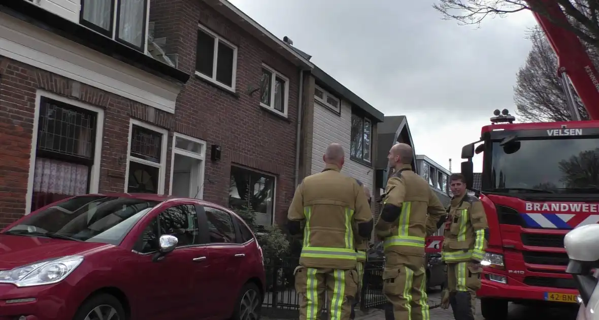 Onderzoek naar rookontwikkeling op dak van woning - Foto 5