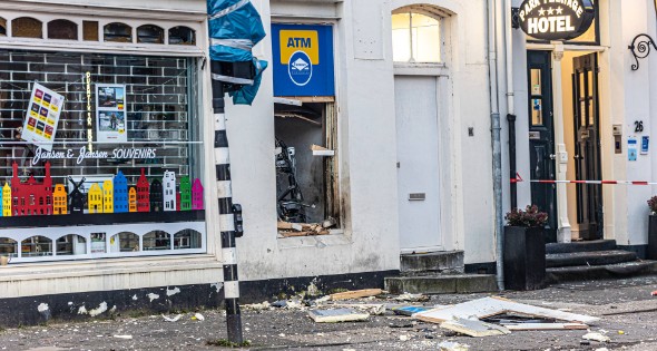Plofkraak op geldautomaat bij souvenirwinkel - Afbeelding 11