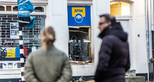 Plofkraak op geldautomaat bij souvenirwinkel - Afbeelding 9