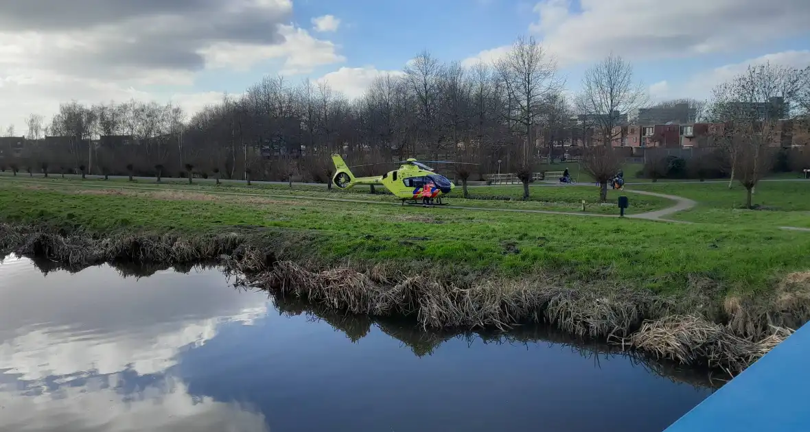 Traumahelikopter landt in park