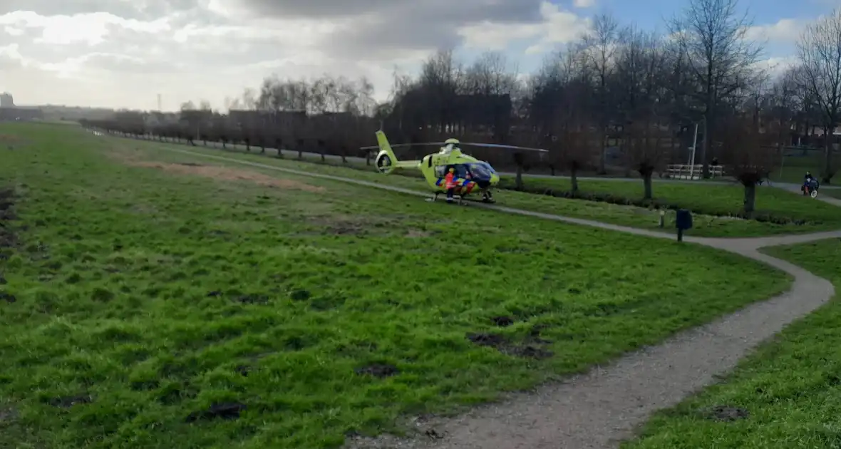Traumahelikopter landt in park - Foto 1