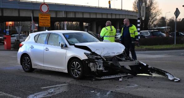 Bestelbus op zijn kant bij ongeval op kruising - Afbeelding 8