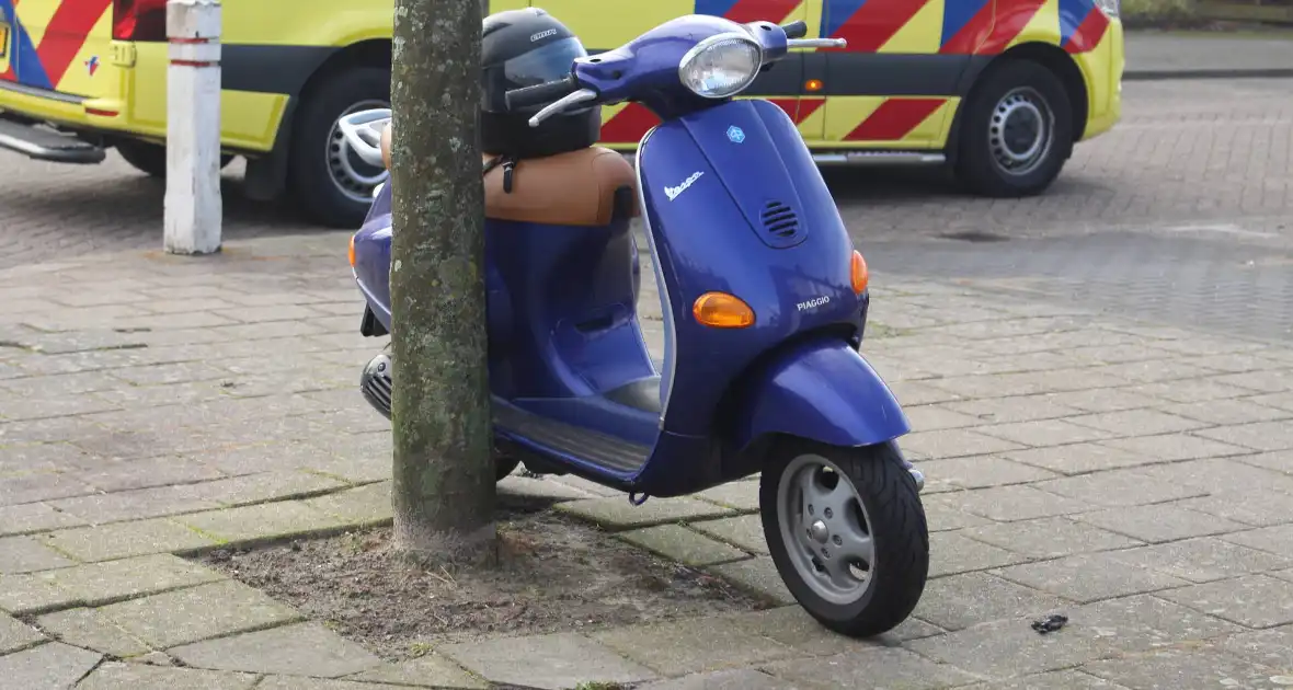 Botsing tussen bus en scooter - Foto 1