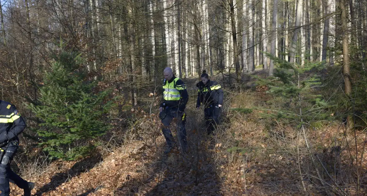 Politie onderzoekt aantreffen overledene in bos - Foto 3