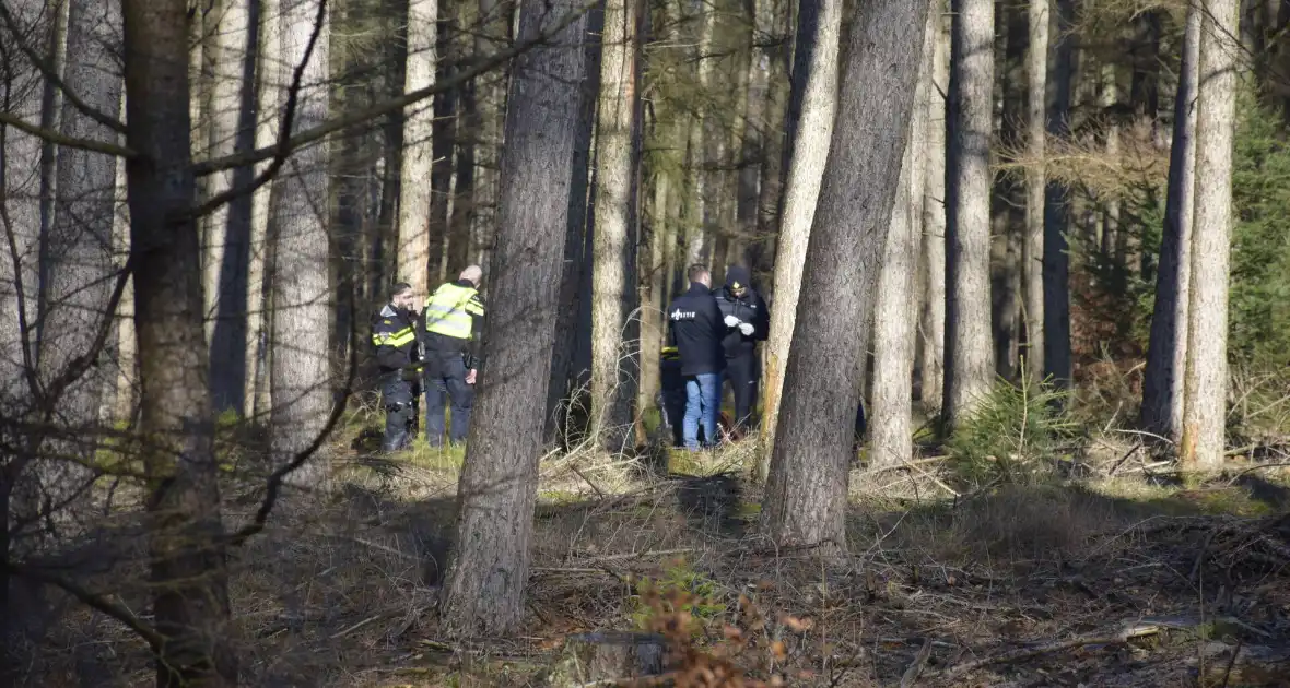 Politie onderzoekt aantreffen overledene in bos - Foto 4