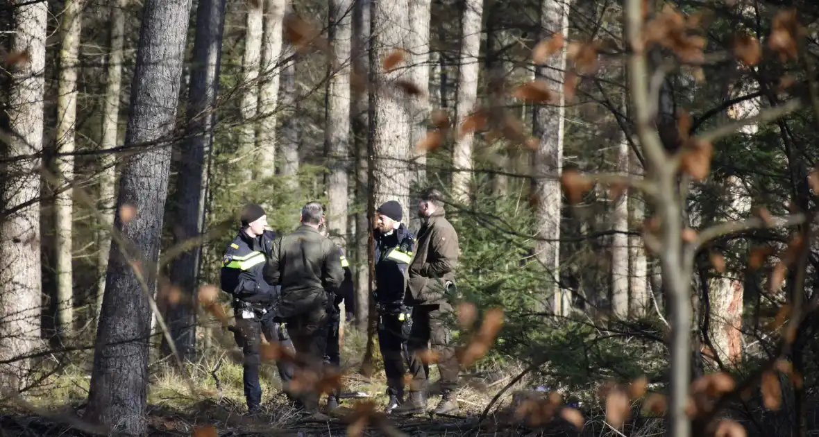 Politie onderzoekt aantreffen overledene in bos - Foto 5