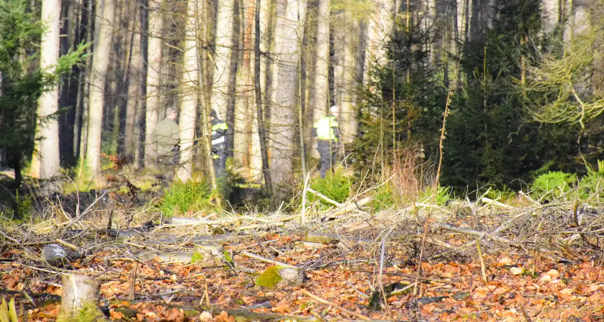 Politie onderzoekt aantreffen overledene in bos - Foto 6