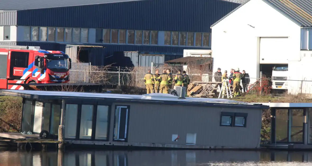 Zinkende woonboot in haven