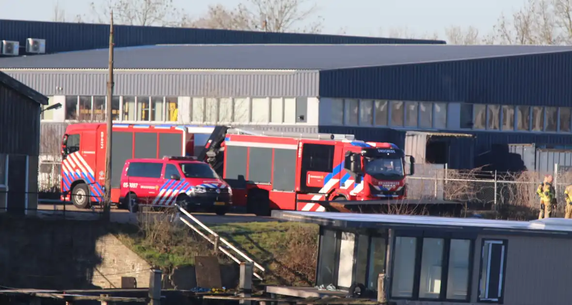 Zinkende woonboot in haven - Foto 1