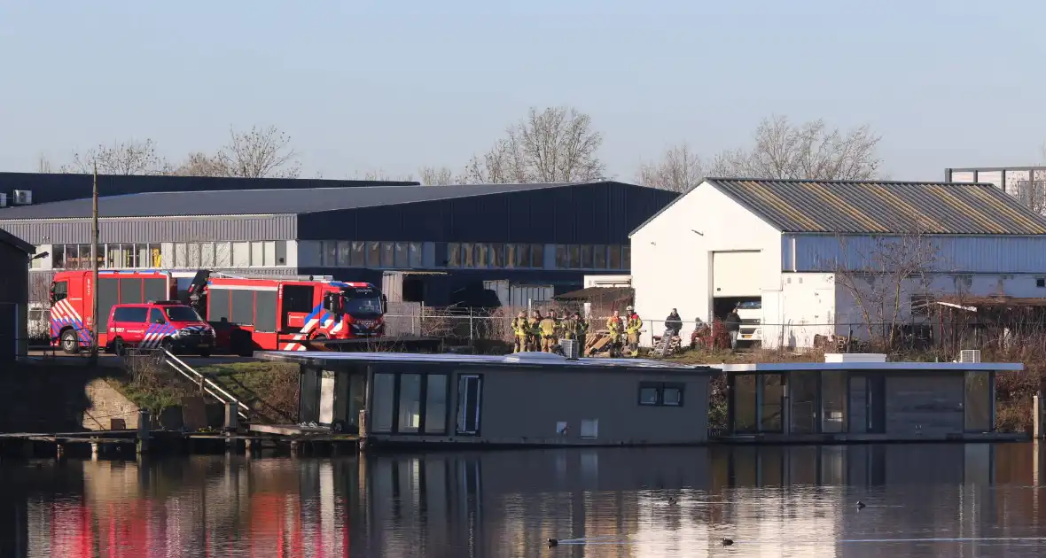 Zinkende woonboot in haven - Foto 2