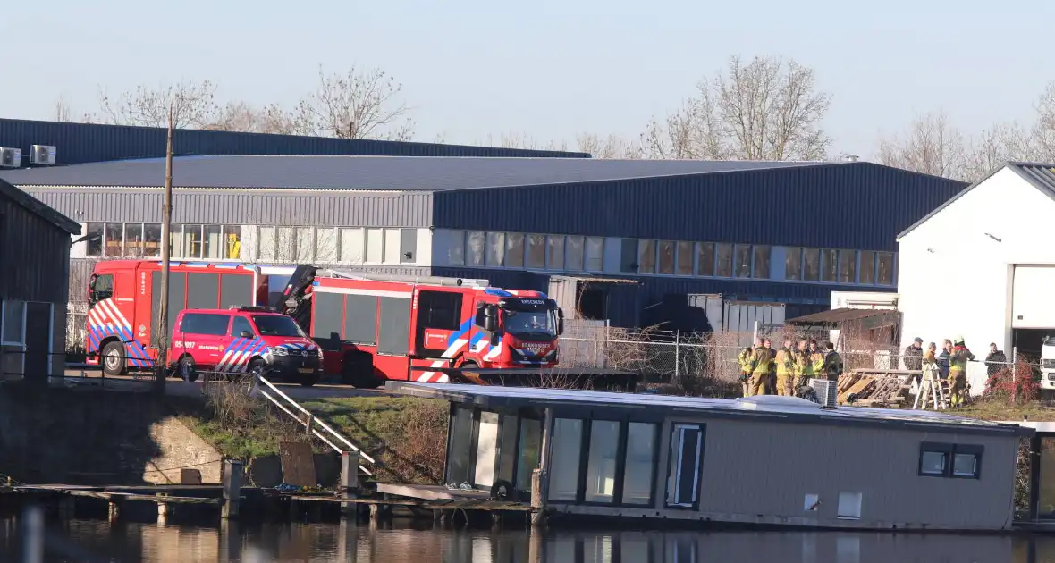 Zinkende woonboot in haven - Foto 3