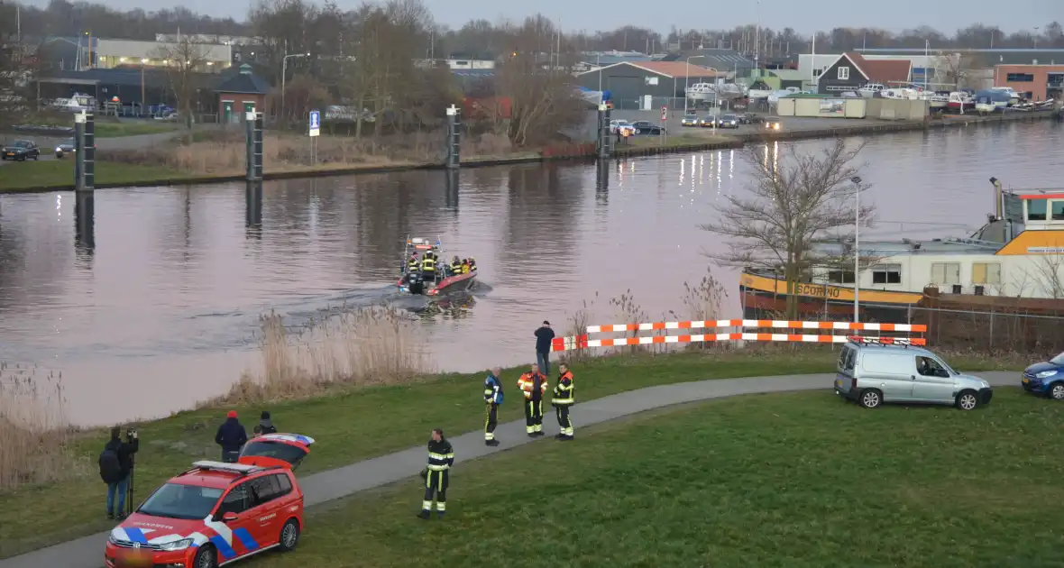 Hulpdiensten zoeken naar auto te water