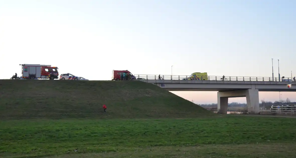 Hulpdiensten zoeken naar auto te water - Foto 1