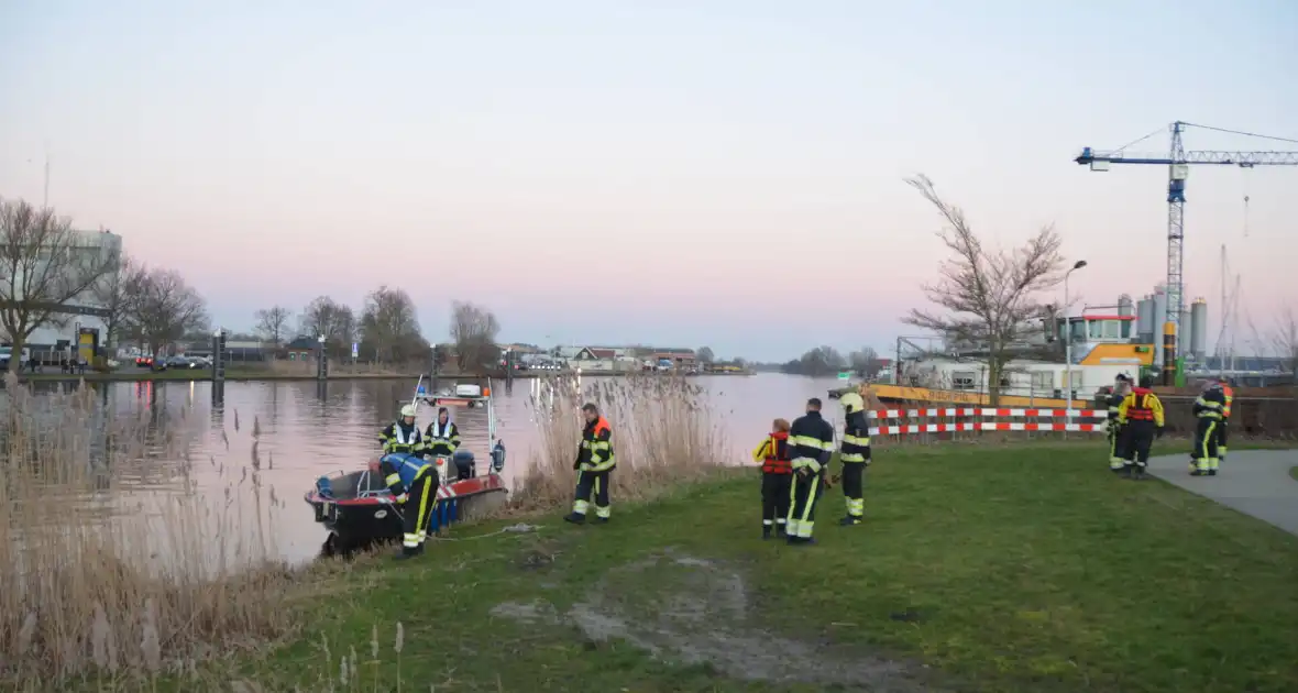 Hulpdiensten zoeken naar auto te water - Foto 2