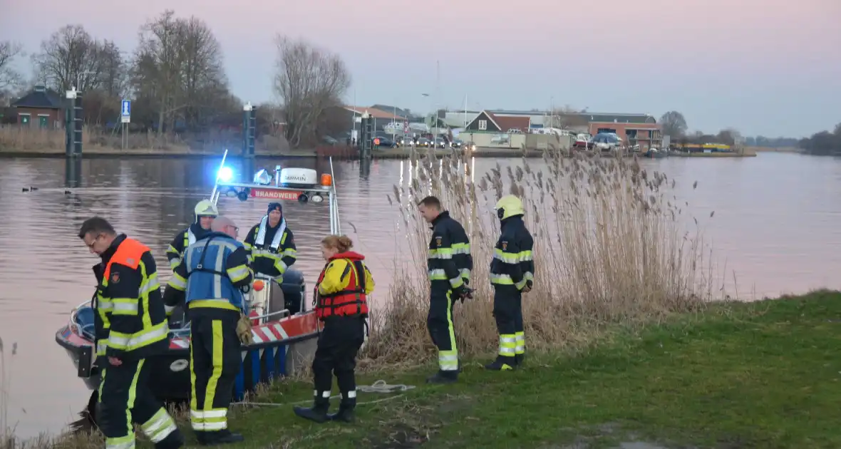 Hulpdiensten zoeken naar auto te water - Foto 3