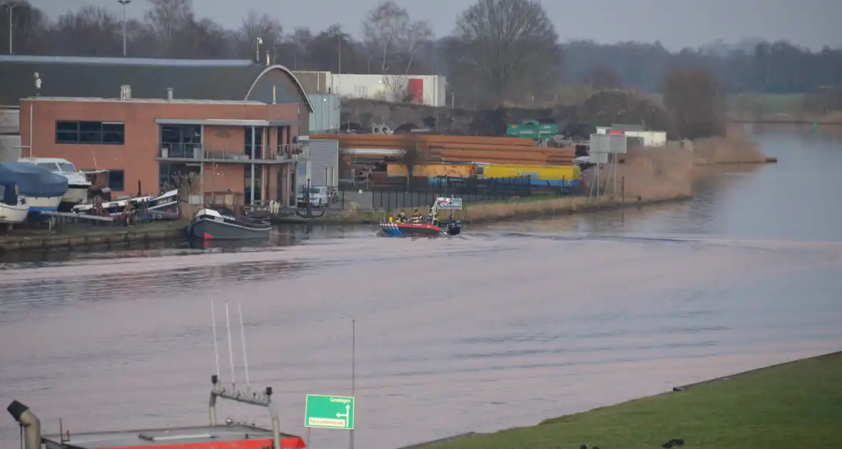 Hulpdiensten zoeken naar auto te water - Foto 4