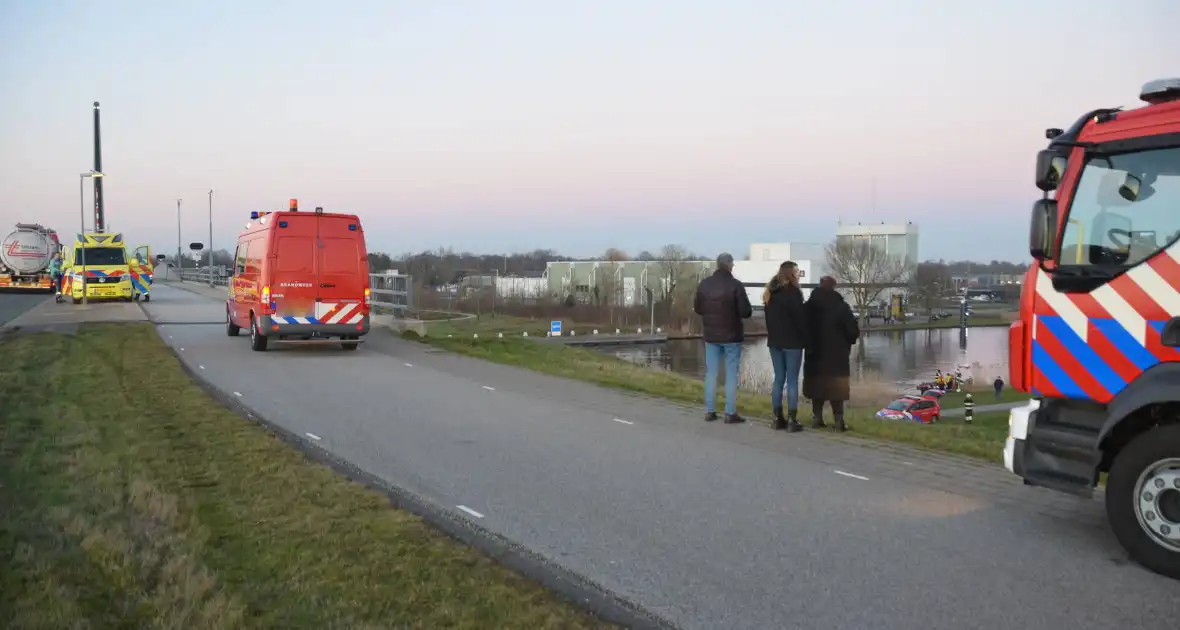 Hulpdiensten zoeken naar auto te water - Foto 6